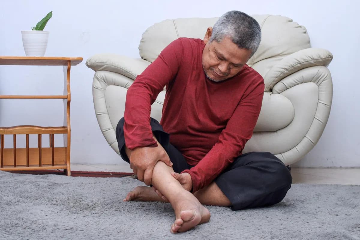 Why Do Hands and Legs Go Numb Suddenly? Causes, Symptoms, and When to See a Doctor
