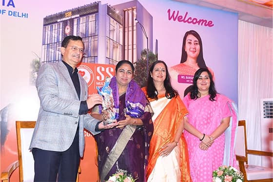 CM Rekha Gupta honoring Dr. S.S. Bansal at SSB Hospital.